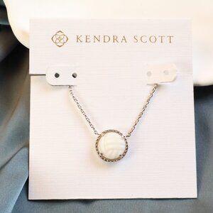 💕 Kendra Scott Volleyball White Mother-of-Pearl Necklace Silver